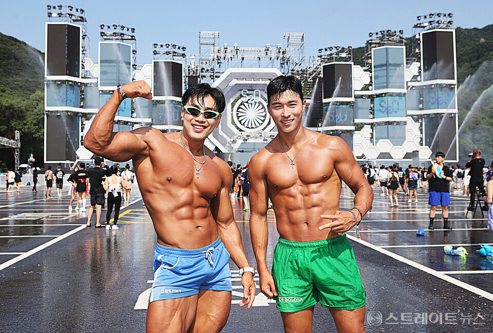▲지난 9일(일) 경기도 과천시 서울랜드에서 열린 ‘S2O Korea 송크란 뮤직 페스티벌 2023(S2O Korea)’에서 피트니스 모델 최정민-김용식이 포즈를 취하고 있다. / 양용은 기자 taeji1368@naver.com