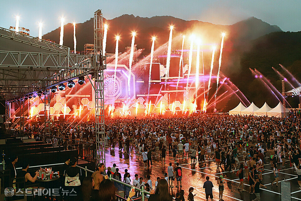 ▲지난 9일(일) 경기도 과천시 서울랜드에서 열린 ‘2023 S2O Korea 송크란 뮤직 페스티벌’에서 화려한 불꽃쇼가 펼쳐지고 있다. / 양용은 기자 taeji1368@naver.com