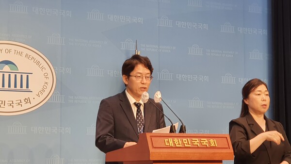 국회사무처 정환철 공보기획관이 7월 17일 오전 11시에 7월 제3주차 국회소통관 정례브리핑을 하고 있다(사진=이제항 선임기자).