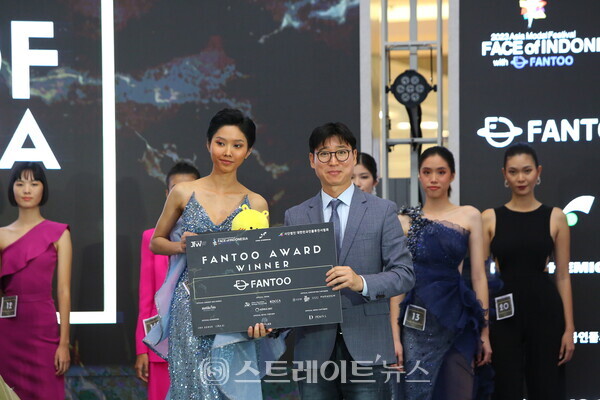▲‘2023 페이스 오브 인도네시아’ (왼쪽부터) 팬투상 수상 모델 Syifa-팬투 류성국 부사장(2023 아시아모델페스티벌 페이스 오브 아시아) / 사진=아시아모델페스티벌조직위원회