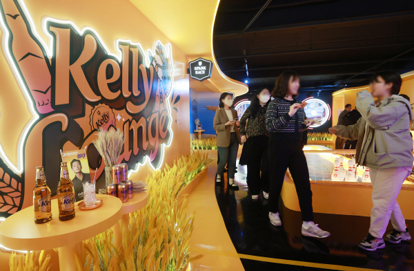 주류업계의 성수기인 여름 시즌을 맞아 오비맥주와 하이트진로가 대대적인 마케팅을 펼치고 있다. 사진은 지난 4월 서울 강남구에 문을 연 하이트진로 켈리 시음 팝업 스토어 '켈리 라운지'를 찾은 시민들. 연합뉴스