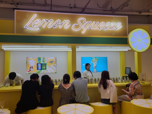 오비맥주가 서울 홍대 상권에 마련한 '카스 레몬 스퀴즈' 팝업스토어. 신용수기자