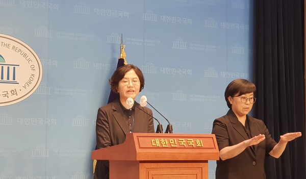 국회사무처 성소미 공보기획관이 7월 24일 오전 11시에 7월 제4주차 국회소통관 정례브리핑을 하고 있다(사진=이제항 선임기자).