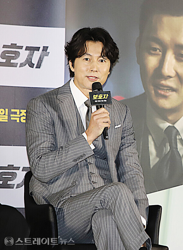 ▲감독 겸 배우 정우성이 24일(월) 오전 서울 용산구 CGV 용산아이파크몰에서 진행된 영화 ‘보호자’(감독 정우성) 제작보고회에서 소감을 전하고 있다. / 양용은 기자 taeji1368@naver.com