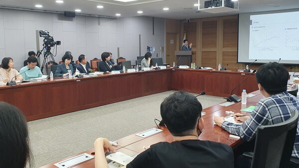저출생·인구절벽대응 국회포럼 남인순 대표의원이 한국보건사회연구원(원장 이태수)과 함께 25일 오전 10시, 국회의원회관 제2세미나실에서 ‘저출산 대응 정책의 성과: 자녀 양육 비용 부담 경감과 정책 방안’을 주제로 ‘제2차 공동인구세미나’을 개최하고 있다(사진=이제항 선임기자)