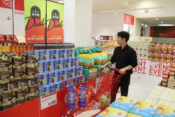 한 소비자가 롯데마트 서울역점에서 온리원딜 상품을 살펴보고 있다. 롯데마트 제공