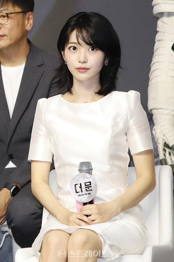 ▲배우 홍승희가 지난 25일(화) 서울 영등포 타임스퀘어 1층 아트리움 광장에서 열린 영화 ‘더 문’ 레드카펫 쇼케이스 행사에 참석해 팬들과 즐거운 시간을 보내고 있다. / 양용은 기자 taeji1368@naver.com