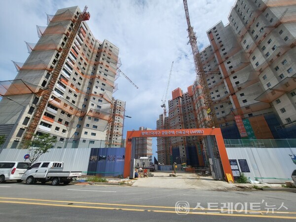 후분양 아파트인 호반써밋 고덕신도시 3차의 건설현장.(사진 : 이준혁 기자)
