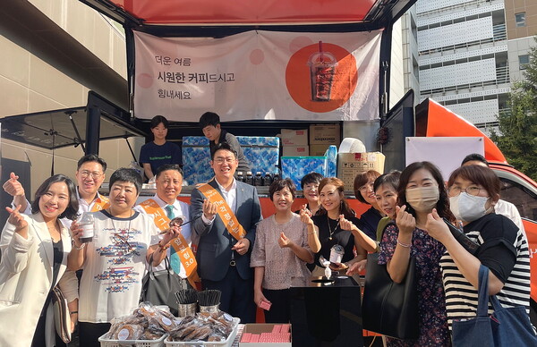 1일 한화생명금융서비스 의정부지역단 지점장과 FP들이 음료를 나누며 즐거워 하는 모습(제공=한화생명)