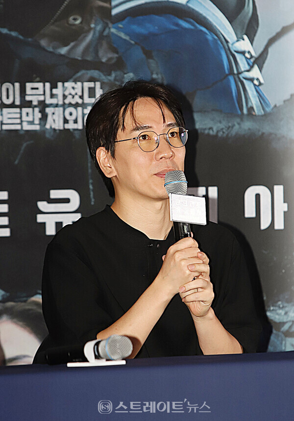 ▲엄태화 감독이 지난 7월 31일 오후 서울 송파구 롯데시네마 월드타워점에서 열린 ‘콘크리트 유토피아’ 언론·배급시사회 및 기자간담회에 참석해 인사말을 전하고 있다. / 양용은 기자 taeji1368@naver.com