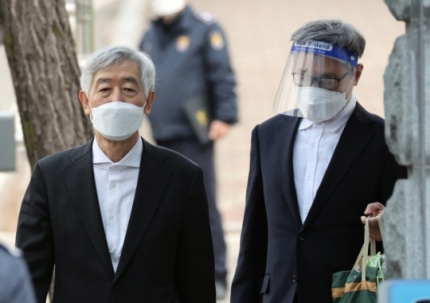 최지성 전 삼성전자 미래전략실장(왼쪽)과 장충기 전 삼성존자 미래전략실 차장이 지난해 3월 17일 경기도 의왕 서울구치소에서 가석방으로 출소하고 있다. 연합뉴스