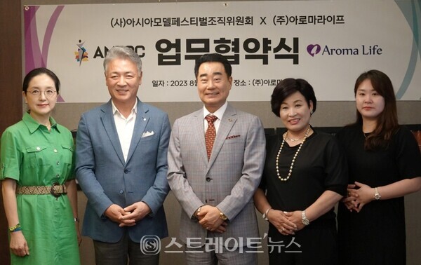 ▲(왼쪽부터) 이혜경 이사, 양의식 회장, 이학재 회장, 이광은 대표, 이은혜 부사장 / 사진=아시아모델페스티벌조직위원회