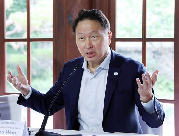 최태원 SK그룹 회장이 지난달 26일 외신기자 간담회에서 질문에 답변하고 있다. 대한상공회의소 제공