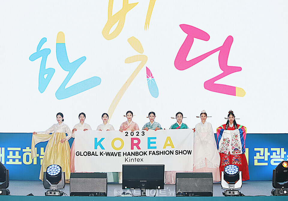 ▲12일 일산 킨텍스에서 열린 ‘2023 대한민국 국제 관광박람회’에서 한복패션쇼를 선보이며 메인무대를 장식한 한빛단 모델들 (왼쪽부터) 오시연-김희진-최소영-황혜림-강정인-김미라-이선정-장혜진 / 양용은 기자 taeji1368@naver.com
