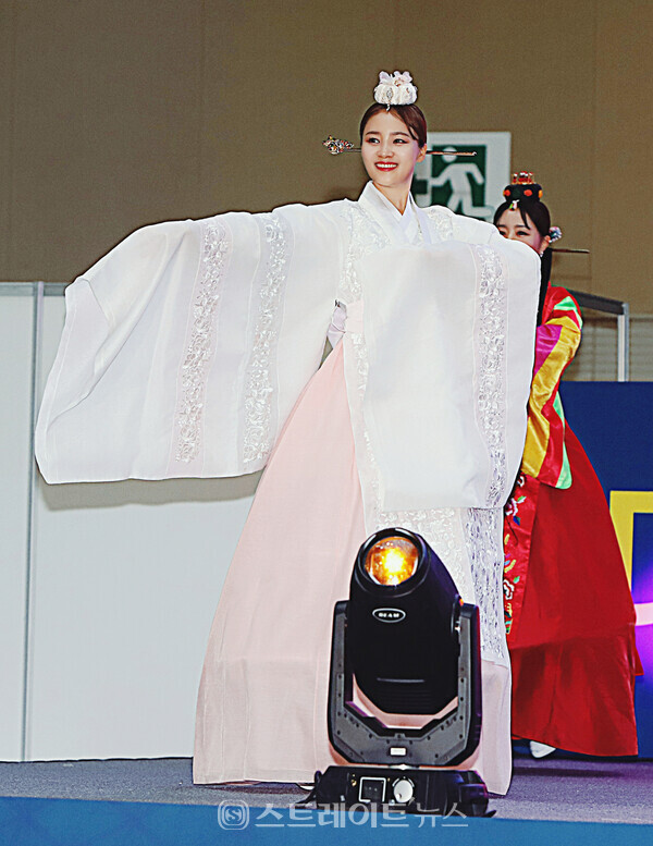 ▲‘2023 코리아한복미인선발’ 미(美) 이선정이 피날레를 장식하고 있다.(2023 대한민국 국제 관광박람회 한빛단 한복패션쇼) / 양용은 기자 taeji1368@naver.com