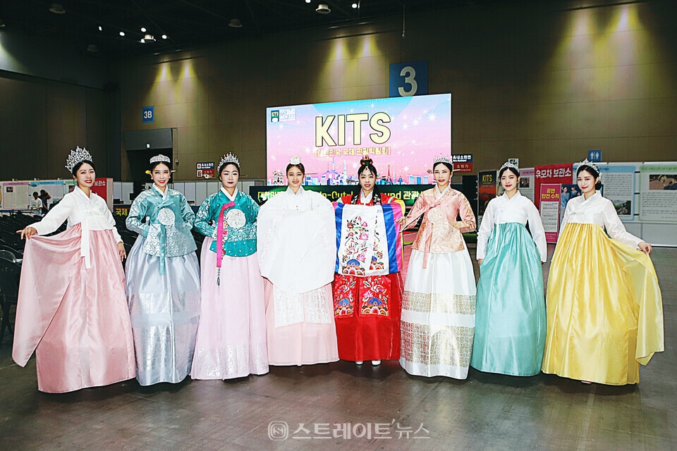 ▲‘2023 대한민국 국제 관광박람회’에서 한복패션쇼를 마친 한빛단 모델들 (왼쪽부터) 김희진-강정인-김미라-이선정-장혜진-황혜림-최소영-오시연 / 양용은 기자 taeji1368@naver.com