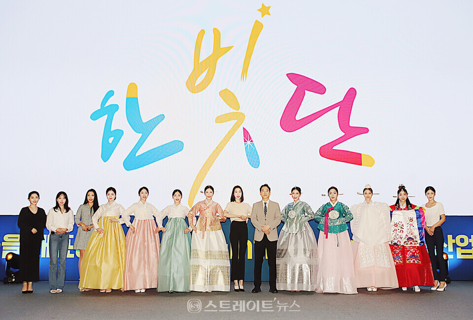 ▲(왼쪽부터) 한빛단 하승아-조진영-김진아-오시연-김희진-최소영-황혜림-김민경 회장-김두천 대표-강정인-김미라-이선정-장혜진-이소희 단체사진(2023 대한민국 국제 관광박람회 한빛단 한복패션쇼) / 양용은 기자 taeji1368@naver.com