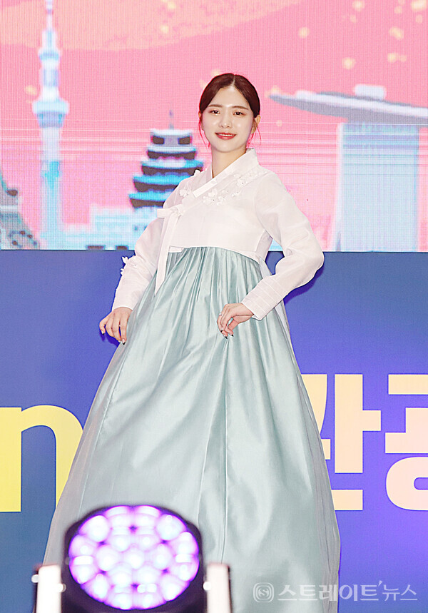 ▲‘2023 자연미인선발제전’ 미(美) 최소영이 단아한 한복 자태를 뽐내고 있다.(2023 대한민국 국제 관광박람회 한빛단 한복패션쇼) / 양용은 기자 taeji1368@naver.com