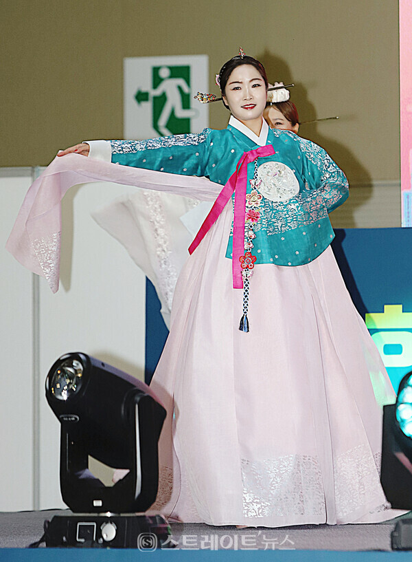 ▲‘2022 한빛단한복모델선발제전’ 진(眞) 김미라가 피날레를 장식하고 있다.(2023 대한민국 국제 관광박람회 한빛단 한복패션쇼) / 양용은 기자 taeji1368@naver.com