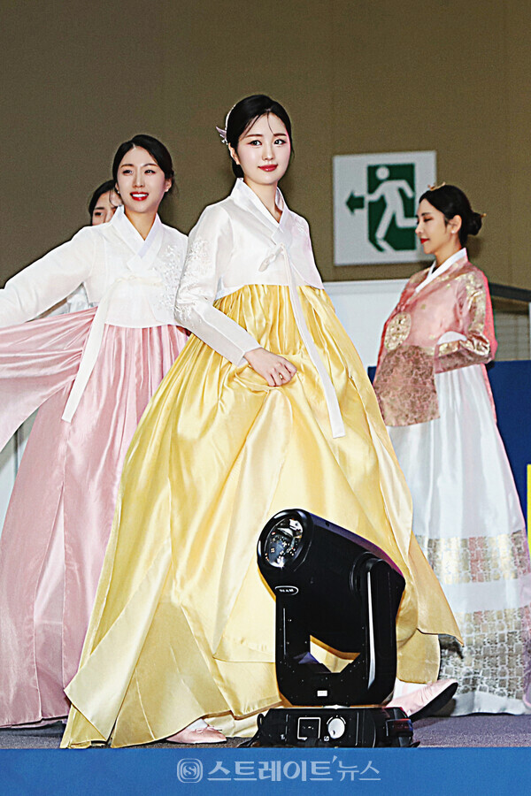 ▲‘2023 자연미인선발제전’ 선(善) 오시연이 피날레를 장식하고 있다.(2023 대한민국 국제 관광박람회 한빛단 한복패션쇼) / 양용은 기자 taeji1368@naver.com