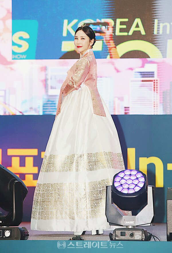 ▲‘2021 코리아한복미인선발대전’ 선(善) 황혜림이 아름다운 한복 자태를 뽐내고 있다.(2023 대한민국 국제 관광박람회 한빛단 한복패션쇼) / 양용은 기자 taeji1368@naver.com