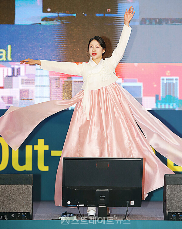 ▲‘2023 코리아한복미인선발대전’ 진(眞) 김희진이 탑포즈를 취하고 있다.(2023 대한민국 국제 관광박람회 한빛단 한복패션쇼) / 양용은 기자 taeji1368@naver.com