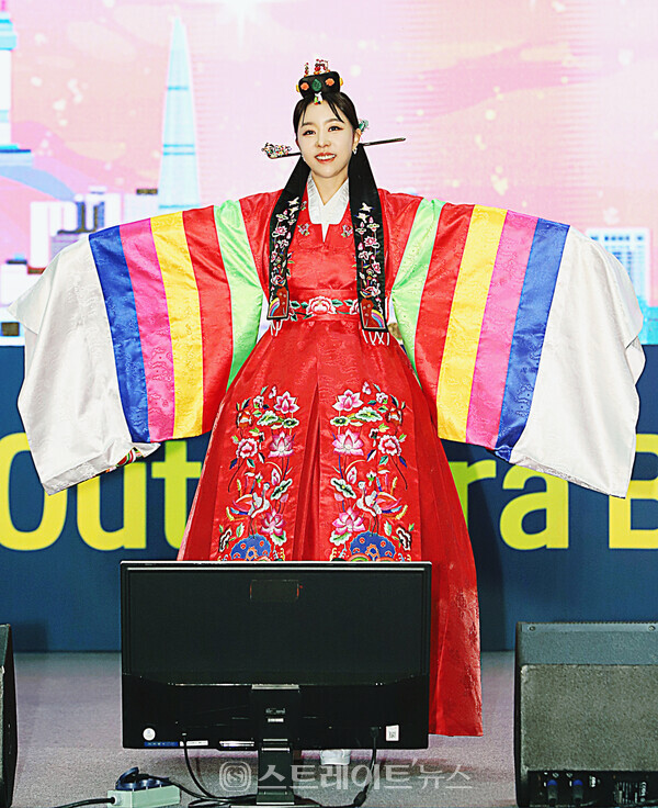 ▲‘2023 한빛단 한복모델 선발제전’ 진(眞) 장혜진이 아름다운 한복 자태를 뽐내고 있다.(2023 대한민국 국제 관광박람회 한빛단 한복패션쇼) / 양용은 기자 taeji1368@naver.com