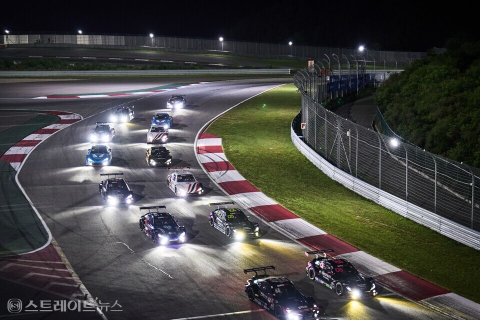 ▲지난 슈퍼레이스 4라운드 나이트 레이스에서 포메이션랩을 돌고 있는 슈퍼 6000 차량의 모습 / 사진=슈퍼레이스