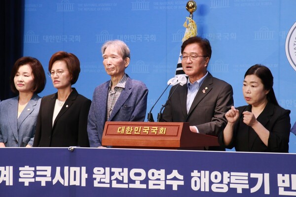 민주당 후쿠시마원전오염수해양투기저지총괄대책위원회(이하 총괄대책위, 상임위원장 우원식 의원)는 기본소득당, 정의당, 진보당과 일본방사선오염수해양투기저지공동행동(이하 공동행동), 종교환경회의(기독교환경운동연대, 불교환경연대, 원불교환경연대, 천도교한울연대, 천주교창조보전연대) 등과 함께 17일 오전 9시에 국회소통관 기자회견장에서 ‘후쿠시마 원전 오염수 해양투기 반대에 관한 UN 인권이사회 진정서’ 제출 공동 기자회견을 개최하고 있다.(사진=이수진 의원실)