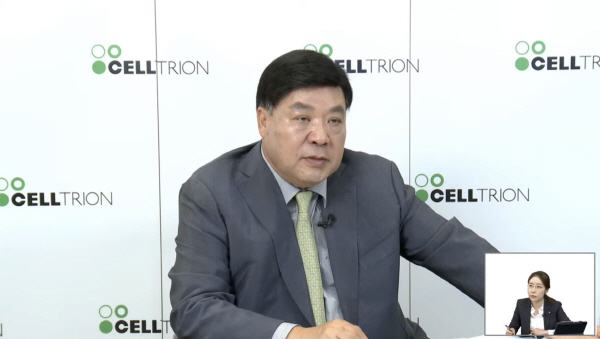 셀트리온그룹의 상장사 3사 중 셀트리온과 셀트리온헬스케어가 합병한다. 셀트리온제약은 추후 합병 절차를 밟는다. 사진은 서정진 셀트리온그룹 회장이 셀트리온그룹 합병 간담회에서 발표하는 모습. 셀트리온 공식 유튜브 갈무리
