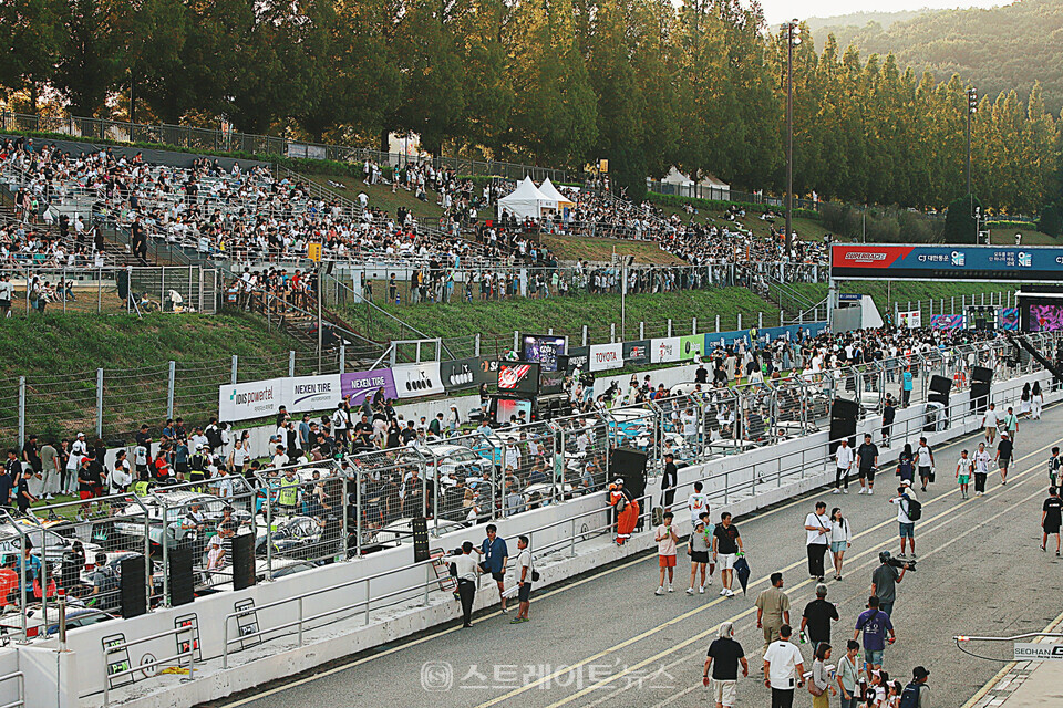 ▲지난 19일 경기도 용인시 에버랜드 스피드웨이에서 열린 ‘2023 CJ대한통운 슈퍼레이스 챔피언십’ 5라운드 나이트 레이스에서 서킷을 방문한 관람객들이 그리트위크 이벤트를 즐기고 있다. / 양용은 기자 taeji1368@naver.com