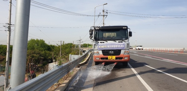 도로 위 미세먼지를 제거 중인 살수차./사진=고양시청