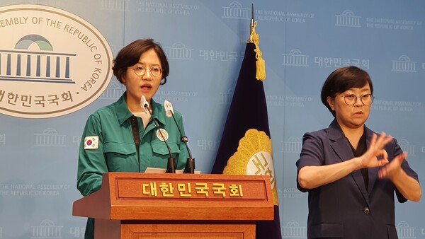 국회사무처 성소미 공보기획관이 21일 오전 국회소통관에서 정례브리핑을 하고 있다(사진=이제항 선임기자)