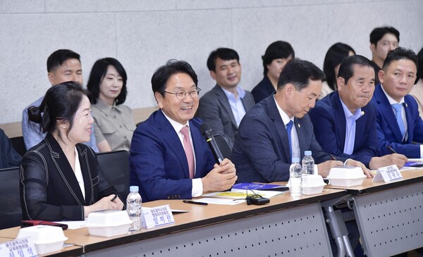 강기정 광주광역시장이 지난 18일 오후 남구 봉선1동 행정복지센터에서 열린 '광주다움 통합돌봄 현장 사례발표회'에서 관계자들과 간담회를 갖고 있다. (사진=광주시)