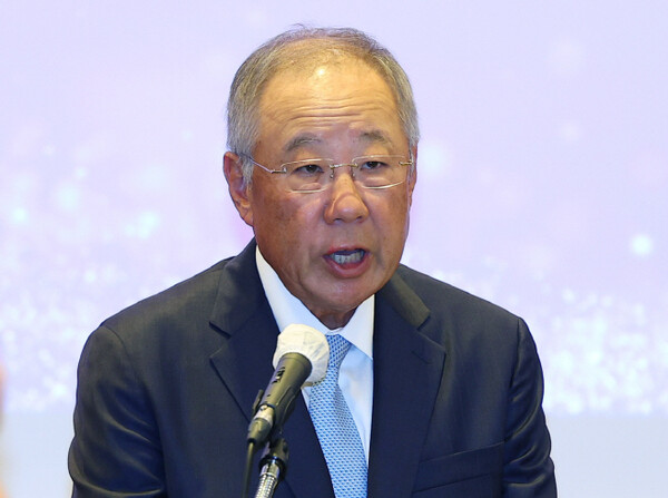 한경협 신임 회장으로 선임된 류진 풍산그룹 회장이 22일 오전 서울 여의도 전경련 회관에서 열린 임시총회에서 취임사를 하고 있다. 연합뉴스