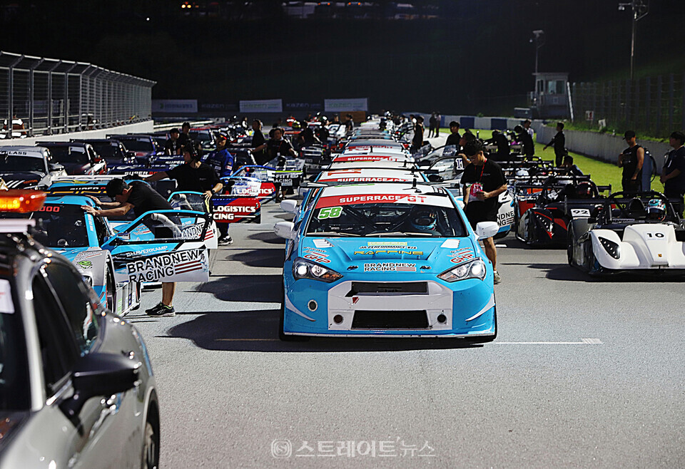 ▲이상일 용인특례시장의 경기 시작을 알리는 구호에 용인 에버랜드 스피드웨이 서킷 위에서 대기 중인 경주차량들이 일제히 엔진 굉음이 울리고 있다.(2023 CJ대한통운 슈퍼레이스 챔피언십 5라운드 나이트 레이스) / 양용은 기자 taeji1368@naver.com