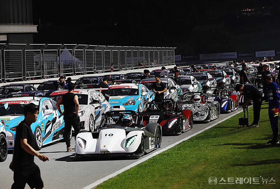 ▲이상일 용인특례시장의 경기 시작을 알리는 구호에 용인 에버랜드 스피드웨이 서킷 위에서 대기 중인 경주차량들이 일제히 엔진 굉음이 울리고 있다.(2023 CJ대한통운 슈퍼레이스 챔피언십 5라운드 나이트 레이스) / 양용은 기자 taeji1368@naver.com