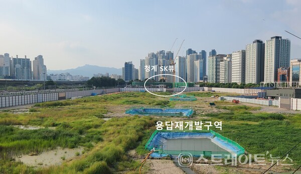 동대문구 용답동 청계천 수변공원과 인접한 '청계 SK뷰'의 건설현장. 앞쪽 펜스 안 땅은 용답재개발구역으로 GS건설의 '리버뷰자이'가 분양 대기 중이다. 사진 좌측에는 용답차량기지와 내부순환도로가 보인다. (사진 : 함영원 기자)