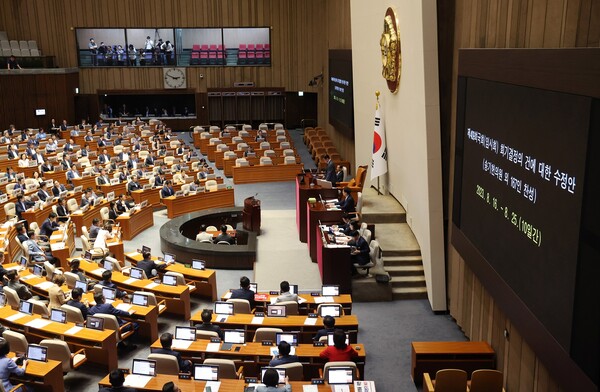 24일 오후 국회에서 열린 본회의에서 ‘국회 회기결정의 건에 대한 수정안’ 표결(재적 251인, 찬성 158인, 반대 91인, 기권 2인)이 진행되고 있다(사진=연합뉴스)