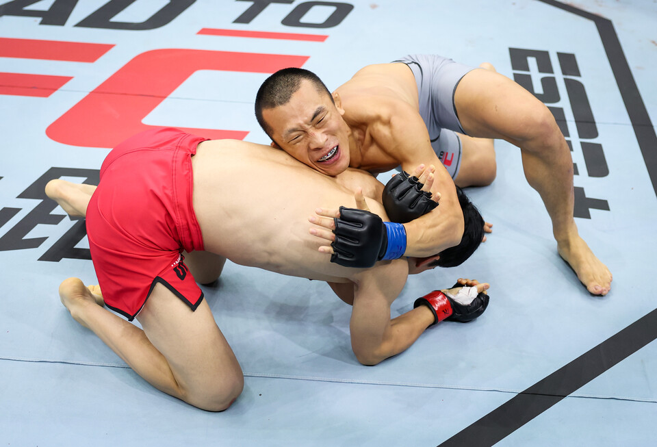 ▲김상욱이 지난 5월 열린 ROAD TO UFC 8강전에서 일본의 마루야마 카즈마를 1라운드 3분 8초 만에 서브미션(바르보 초크)으로 승리를 거뒀다. / 사진=UFC