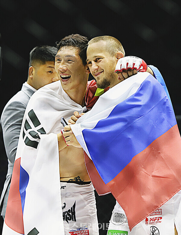 ▲로드FC 글로벌 토너먼트 라이트급 결승 진출을 확정 지은 (왼쪽부터) 난딘에르덴과 아르투르 솔로비예프(굽네 로드FC 065) / 양용은 기자 taeji1368@naver.com