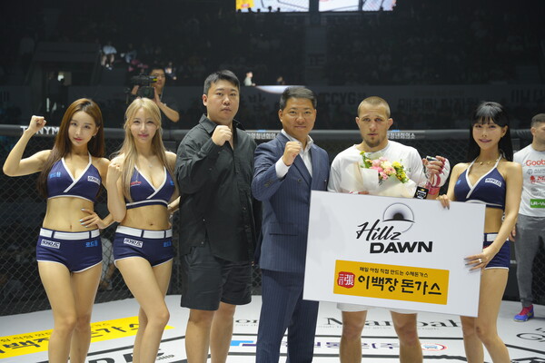 ▲아르투르 솔로비예프(ARTUR SOLOVIEV) 경기를 마치고 기념촬영(로드FC 글로벌 토너먼트 라이트급 4강전) / 사진=로드FC