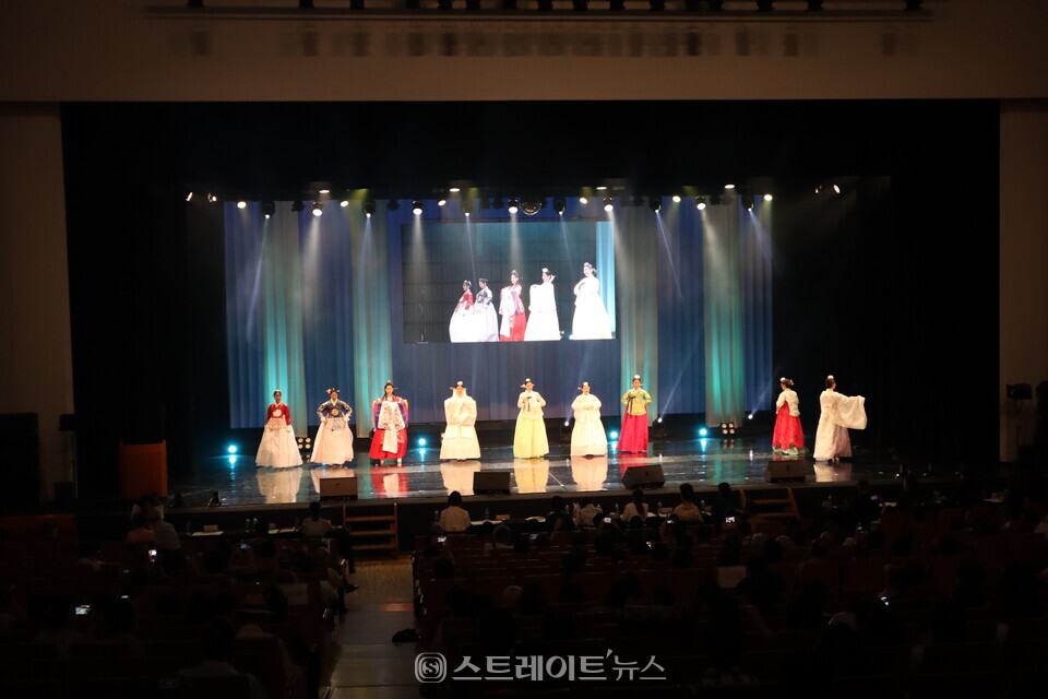 ▲지난 25일 일본 도쿄 나카노제로 홀에서 ‘2023 미스코리아선발대회’ 일본대표 선발전 한빛단 한복패션쇼 / 사진=모델리스타