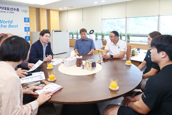 이상일 용인특례시장이 28일 진천 국가대표 선수촌을 방문해 대화를 나누고 있다./사진=용인시청