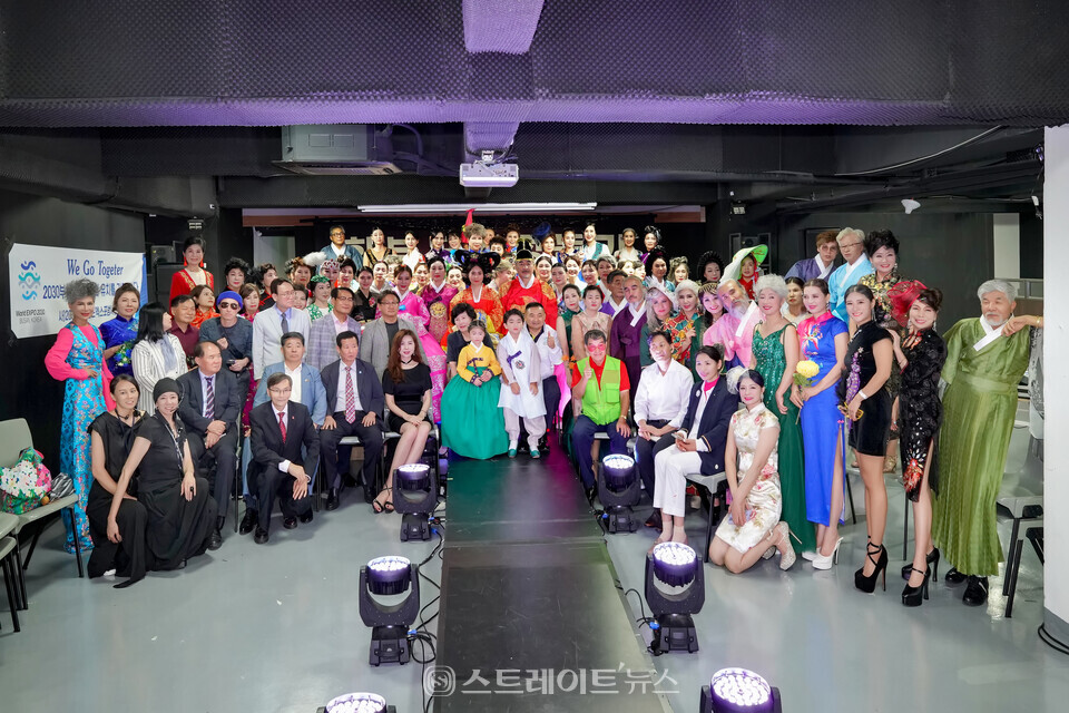 ​▲제16회 유니버셜 모델협회 한부모 가정돕기 패션쇼를 마치고 김수정 협회장과 시니어 모델 37명 단체 기념촬영(아시아 전통의상 패션쇼) / 사진=유니버셜모델협회