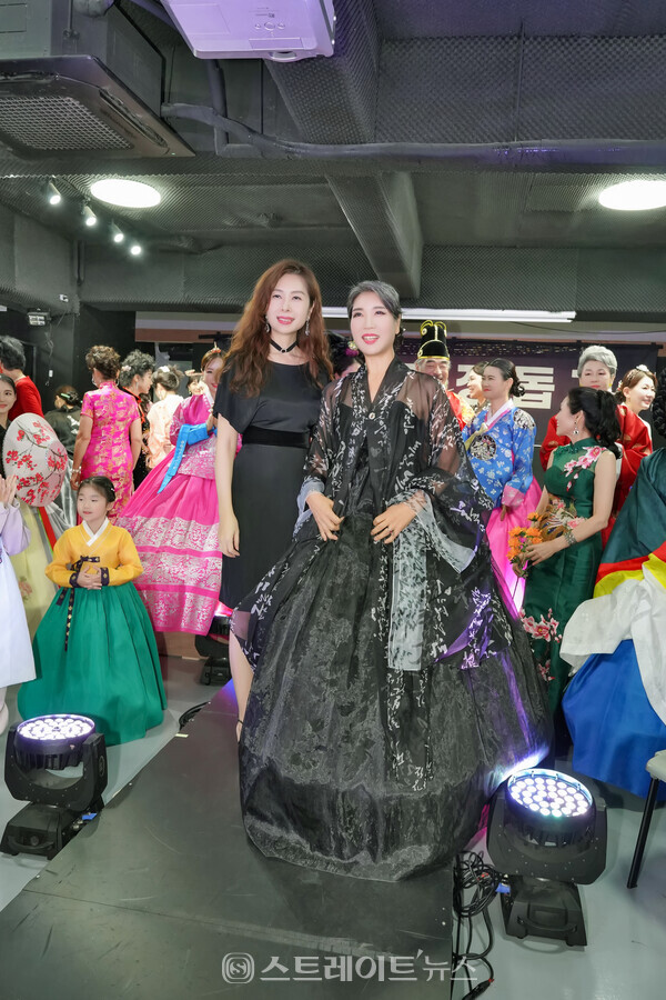 ▲제16회 유니버셜 모델협회 한부모 가정돕기 패션쇼 8월의 모델로 선정된 시니어 모델 박미향(오른쪽)과 김수정 협회장(아시아 전통의상 패션쇼) / 사진=유니버셜모델협회