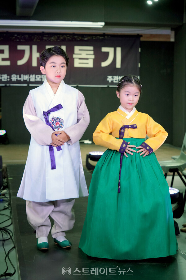 ▲아시아 전통의상 패션쇼에서 (왼쪽부터) 키즈모델 곽진우-지시온가 탑포즈를 취하고 있다.(제16회 유니버셜 모델협회 한부모 가정돕기 패션쇼) / 사진=유니버셜모델협회