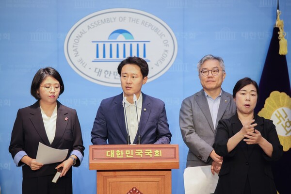 오늘(30일) 오전 10시 개최된 선거법 개정 관련 국회소통관 공동기자회견에서 이탄희 의원이 발언하고 있다(사진=이탄희 의원실)