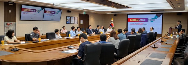       남부발전 및 협력사 관계자가 납품대금 연동제에 대해 질의응답을 하고 있다. [남부발전 사진제공]