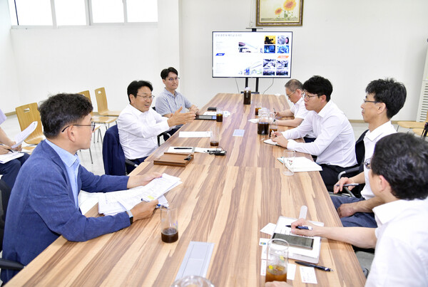 강기정 광주광역시장이 지난 8월 30일 오후 북구 광통신부품 제조기업을 방문해 산학연 관계자들과 간담회를 갖고 있다.(사진=광주시)